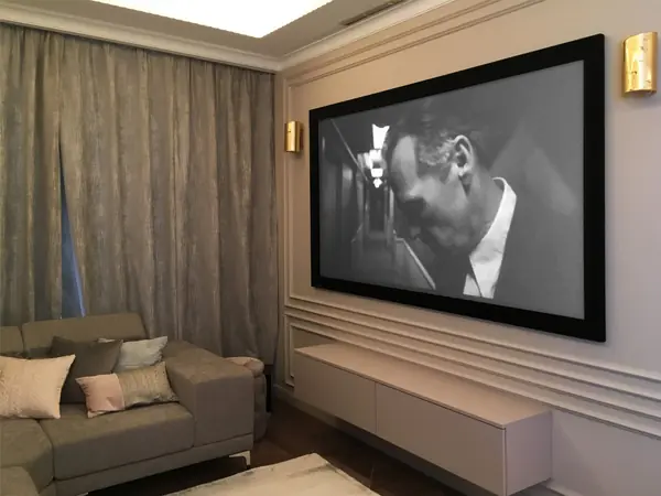 Звукопроницаемый экран, акустика встроена в стену за ним