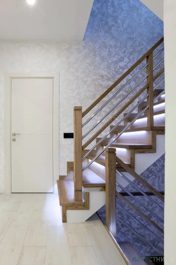 Деревянная лестница с подсветкой на второй этаж