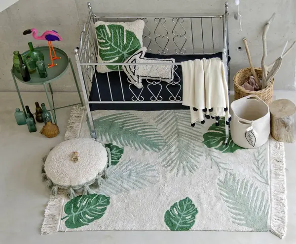 Подушка, ковер и плед в детской