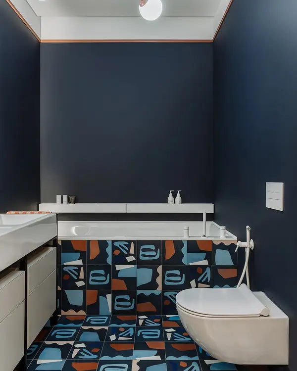 Семейная квартира с красными акцентами и видом на лес