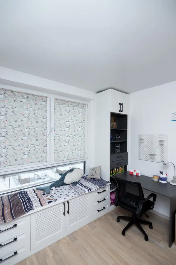 Меблировка подростковой комнаты в нейтральных цветах