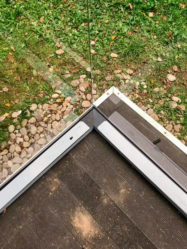 Безрамное остекление веранды и стеклянное ограждение на крыше.