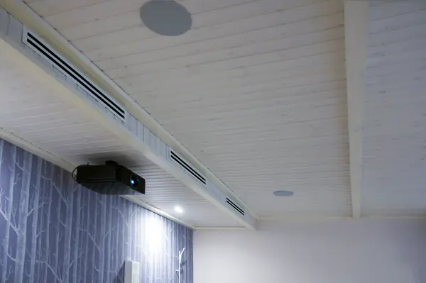 Кинотеатр с проектором и экраном