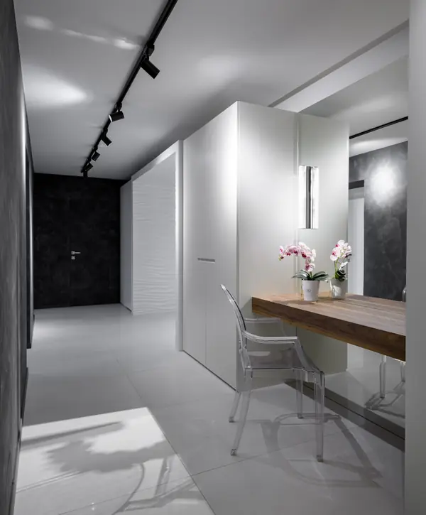 Стильная черно-белая квартира в Новосибирске