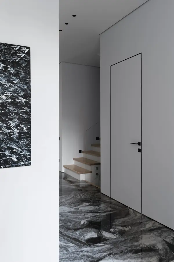 Частный дом в черно-белом цвете