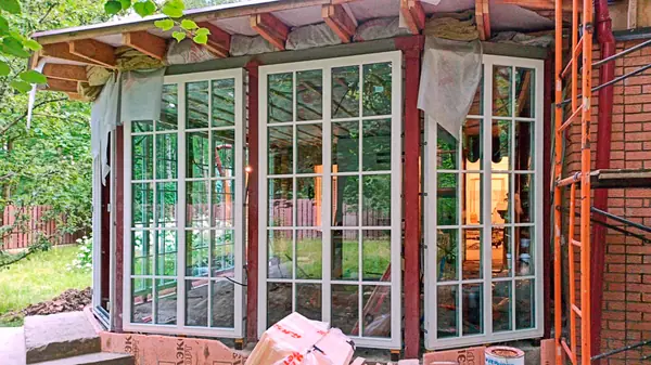 Панорамные витрины с раскладкой из сосны 1-го сорта. Панорамные деревянные окна.