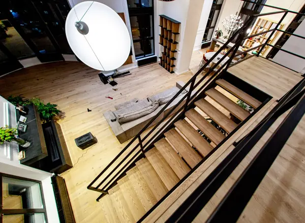 Маршевая лестница на цельно литом металлическом каркасе