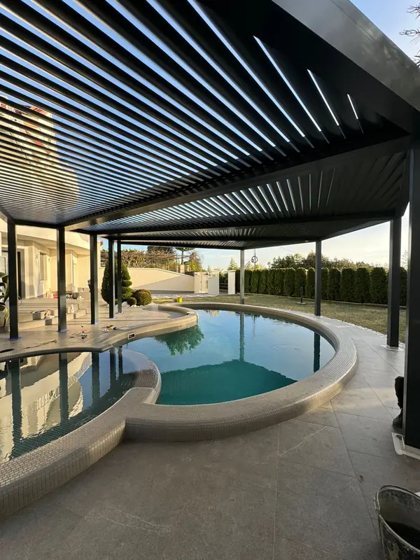 стационарная пергола с поворотными ламелиями