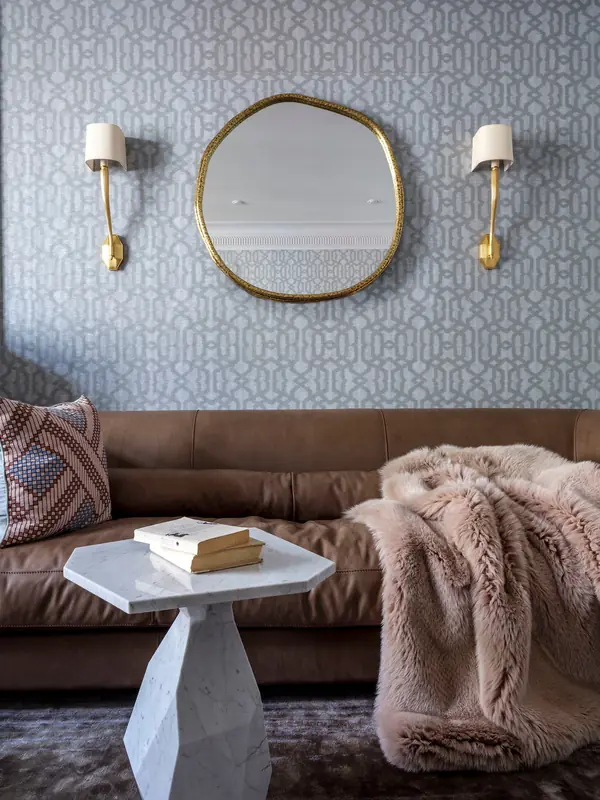 С московским характером. Гостиная.