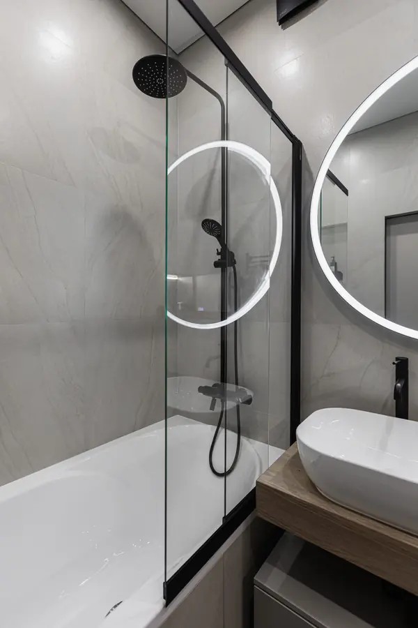 Двухкомнатная квартира в современном стиле с яркими акцентами