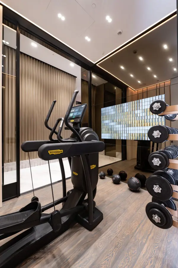 Стеклянная стена для ТВ зоны