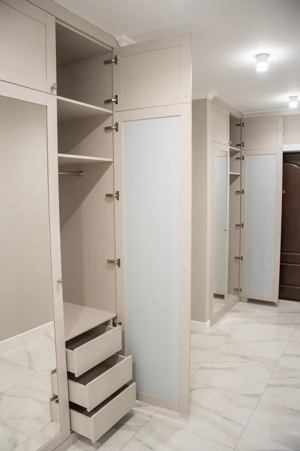 Шкафы (распашные) в прихожую в ниши