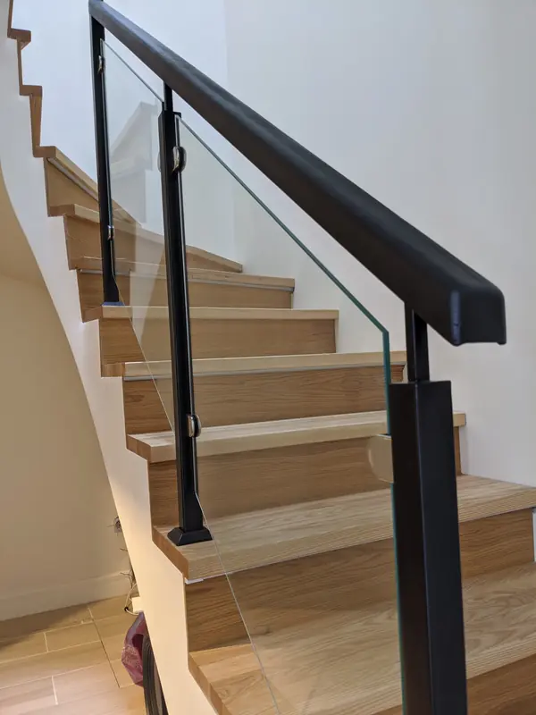 Лестница в стиле лофт со стеклом