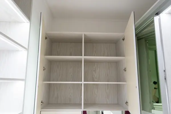 Гардеробная raumplus с LED-подсветкой, брючницами и пантографами