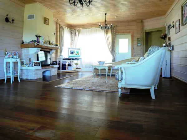 Паркетная доска из массива дуба Tantum Quercus в интерьере (загородный дом)