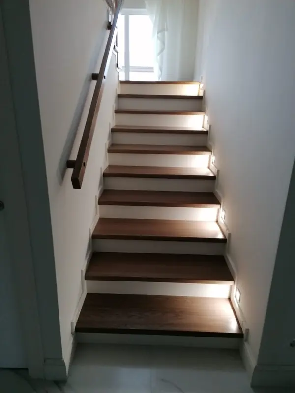 три лестницы  с металлическим ограждением