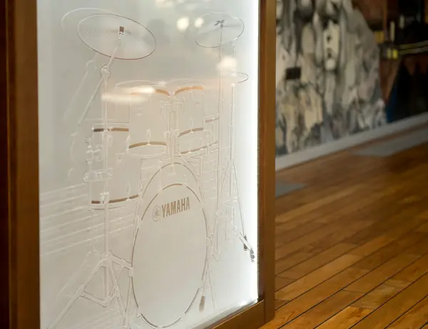 Фрагмент диджей-пульта в бассейне. Резиденция Монолит