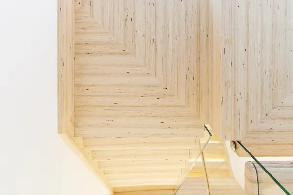 Консольная лестница из БауБухе со стеклянным ограждением