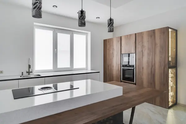 Кухня в современном стиле для загородного дома