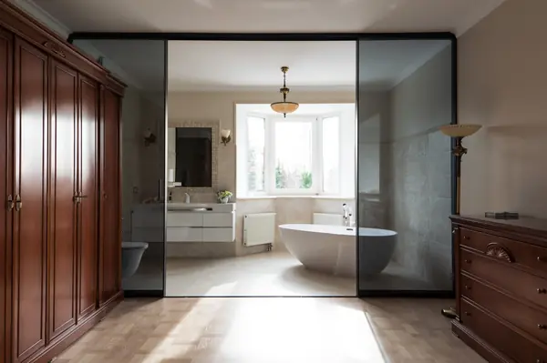 Раздвижная межкомнатная перегородка raumplus в темном тонком профиле