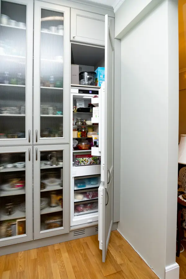 Светло-серая кухня в классическом стиле