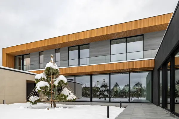 Двухэтажный загородный дом в современном стиле с глиняными акцентами