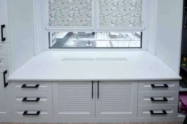 Меблировка подростковой комнаты в нейтральных цветах