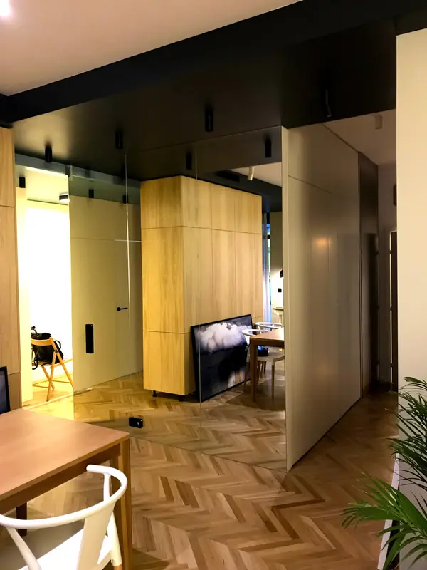 Черно-белая гамма и дуб