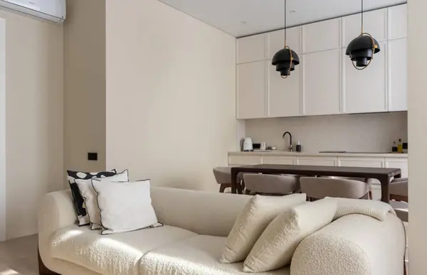 Кухня с гостиной в белом цвете