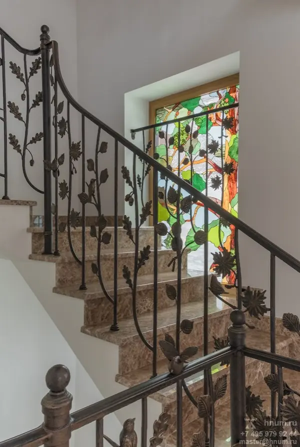 Фотосъёмка кованой лестницы и витражей в загородном доме