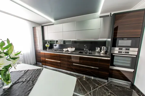 Кухня в темных тонах