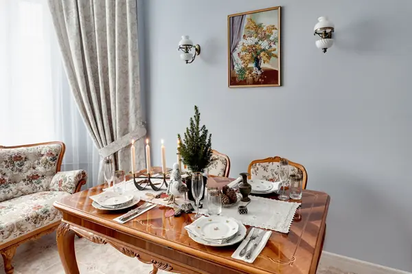 Кухня с лавандовыми стенами