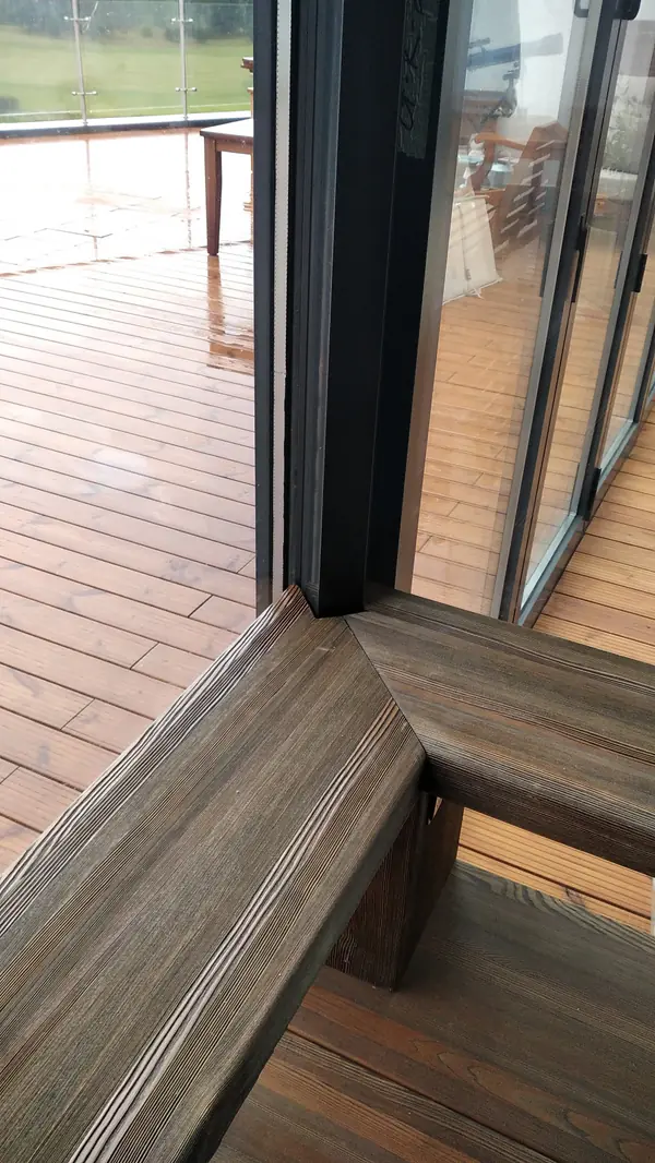 Брашированная лиственница в отделке дома