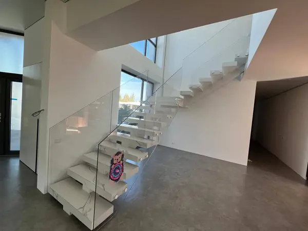 КП Райт Вилладж. Стеклянное ограждение лестницы