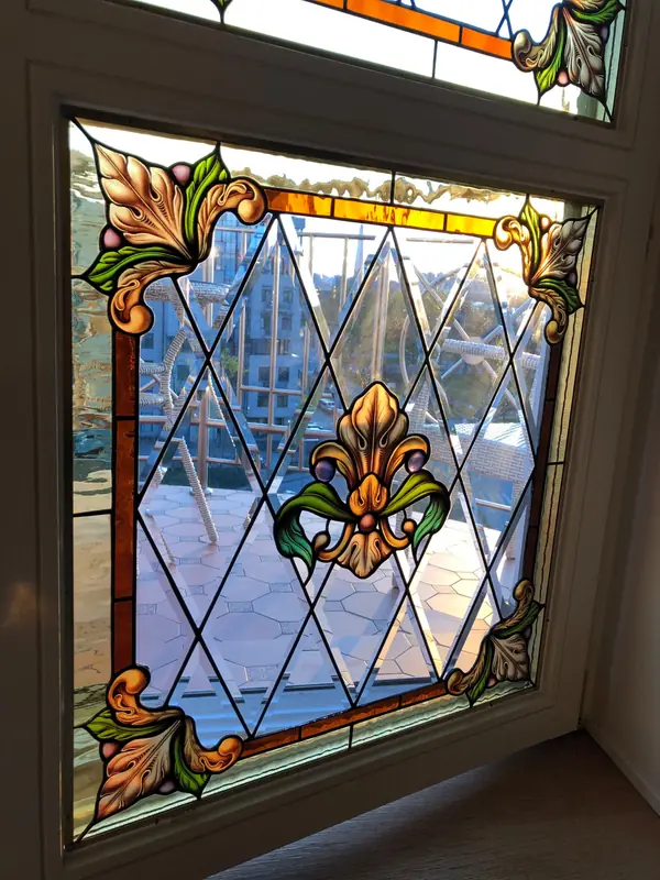 Витражи в технике Тиффани с применением фацетированных элементов