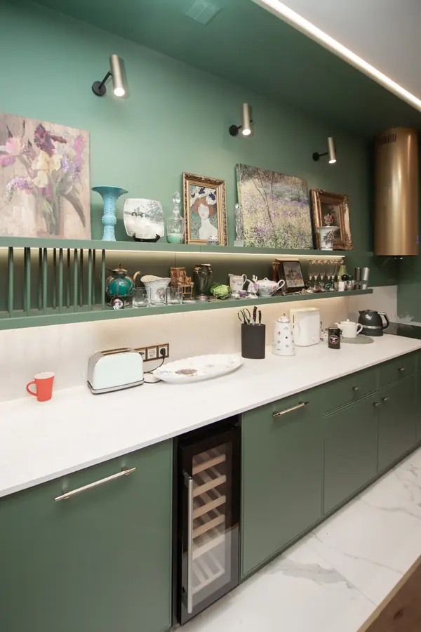 Стильная неоклассическая кухня в темно-изумрудном цвете