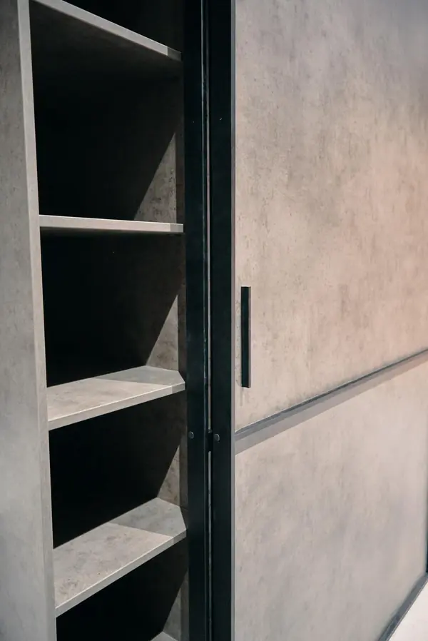 Шкаф-купе raumplus с серыми дверьми в черном профиле S1200