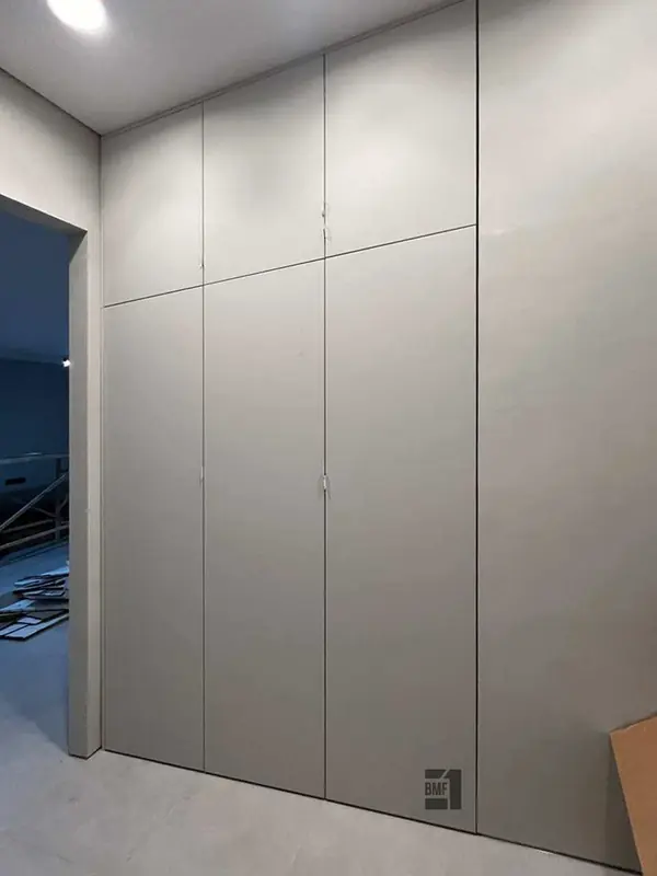 Шкаф в прихожую серого цвета