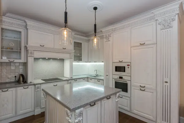 Кухня соединенная с гостиной зеркальным порталом. Реализованный проект