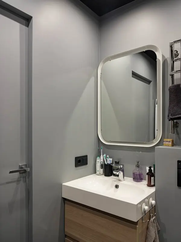 Квартира-студия с черным потолком в стиле лофт