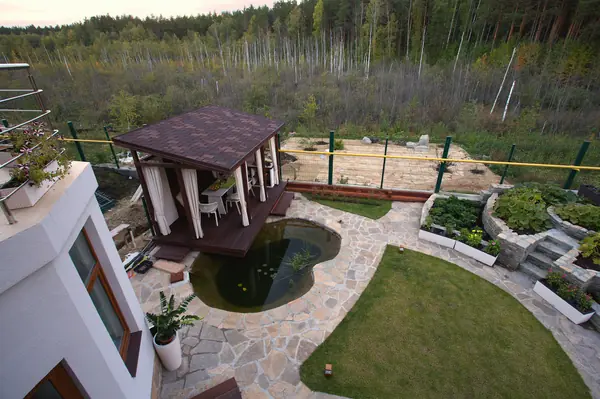 Беседка над прудом