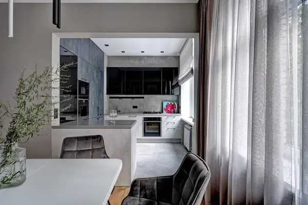 "Смокинг". Квартира на наб. Т. Шевченко