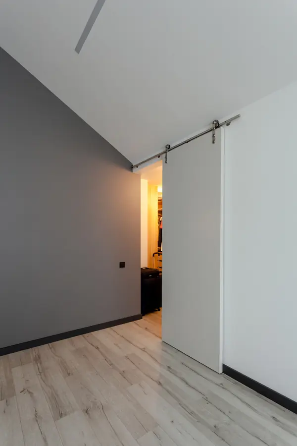 Дверь в гардеробную