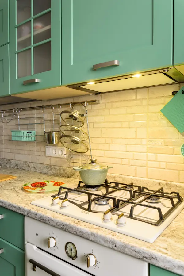 Зелёная кухня в неоклассическом стиле в Заречном