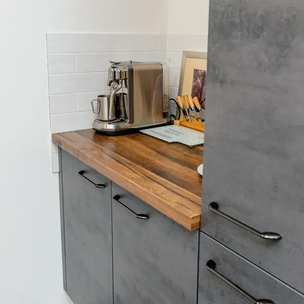 Кухня под бетон с оригинальной барной стойкой