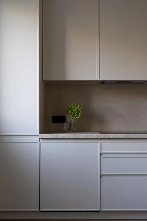 Монохромная кухня до потолка с интересными решениями