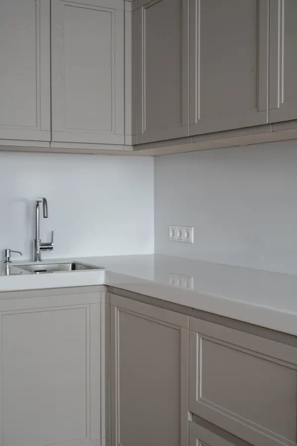 Кухня из массива с интегрированной ручкой