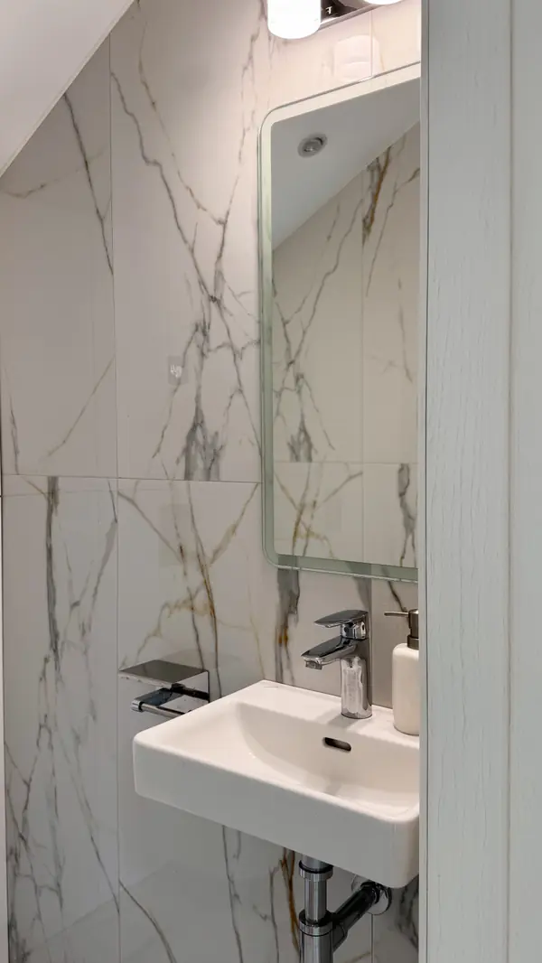 Небольшая раковина в гостевом санузле