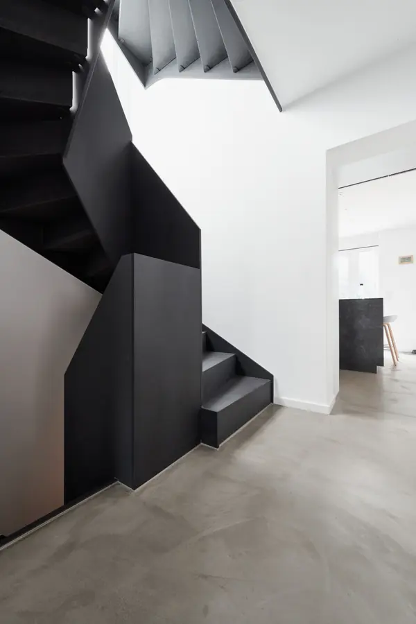 Черная лестница в проеме с окном