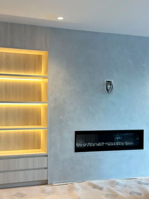 Венецианская штукатурка в интерьере: акцентная стена с камином в современном про